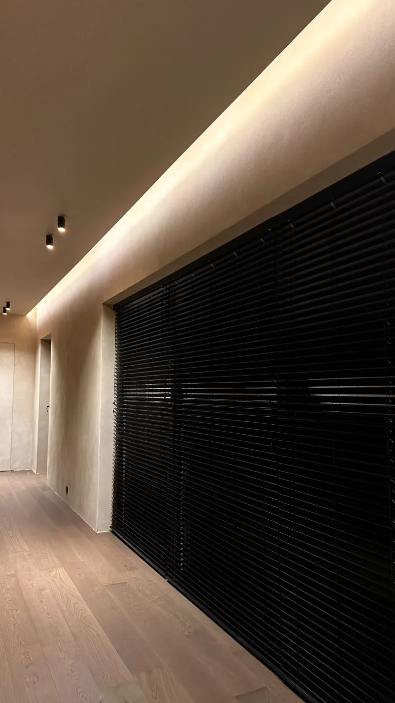 LED perimeter line around a floating ceiling