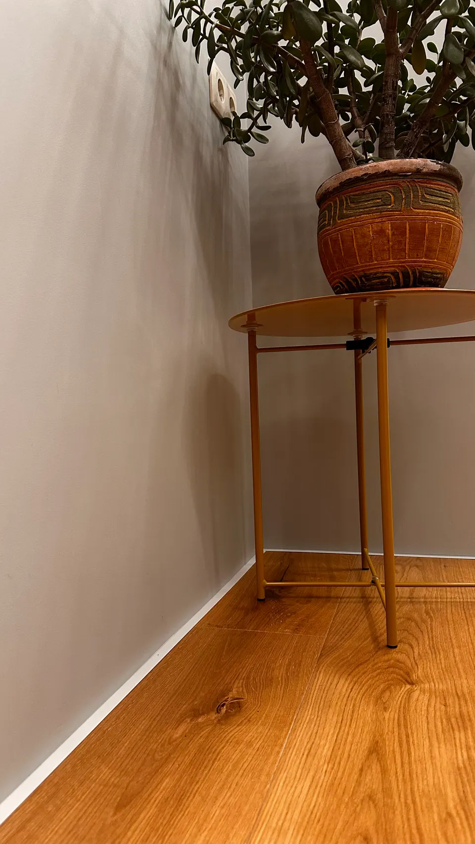 Skirting profile corner detail